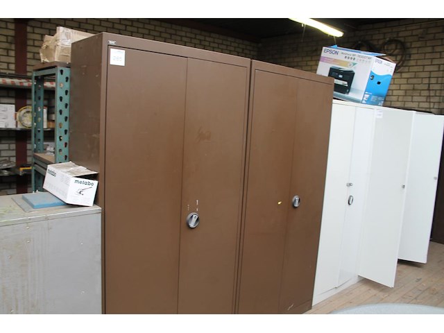 Twee magazijnkasten met 2 deuren en afmeting 95 x 41 x 197 cm. let op : exclusief inhoud en afhalen na 13.0... - afbeelding 1 van  3