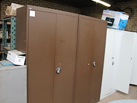 Twee magazijnkasten met 2 deuren en afmeting 95 x 41 x 197 cm. let op : exclusief inhoud en afhalen na 13.0... - afbeelding 1 van  3