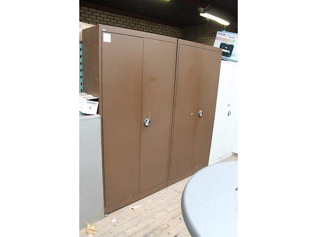 Twee magazijnkasten met 2 deuren en afmeting 95 x 41 x 197 cm. let op : exclusief inhoud en afhalen na 13.0... - afbeelding 2 van  3