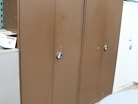 Twee magazijnkasten met 2 deuren en afmeting 95 x 41 x 197 cm. let op : exclusief inhoud en afhalen na 13.0... - afbeelding 2 van  3