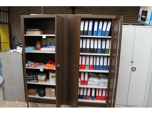 Twee magazijnkasten met 2 deuren en afmeting 95 x 41 x 197 cm. let op : exclusief inhoud en afhalen na 13.0... - afbeelding 3 van  3