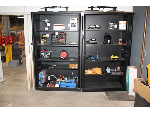 Twee magazijnkasten met roldeuren. afmeting 120 x 45 x 197 cm. let op: exclusief inhoud. - afbeelding 1 van  2