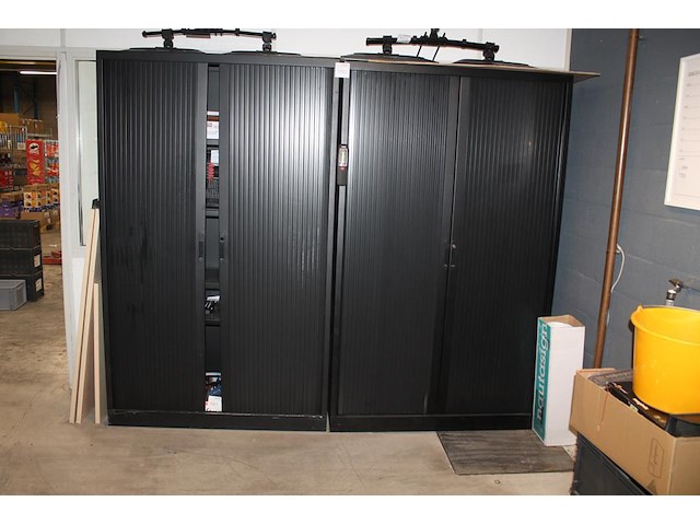 Twee magazijnkasten met roldeuren. afmeting 120 x 45 x 197 cm. let op: exclusief inhoud. - afbeelding 2 van  2