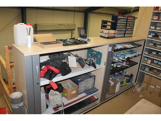 Twee magazijnkasten met roldeuren met inhoud waaronder kitten, schoonmaakmiddelen, armaturen, organisers, b... - afbeelding 1 van  7