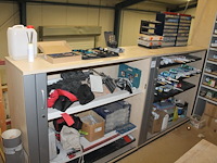 Twee magazijnkasten met roldeuren met inhoud waaronder kitten, schoonmaakmiddelen, armaturen, organisers, b... - afbeelding 1 van  7