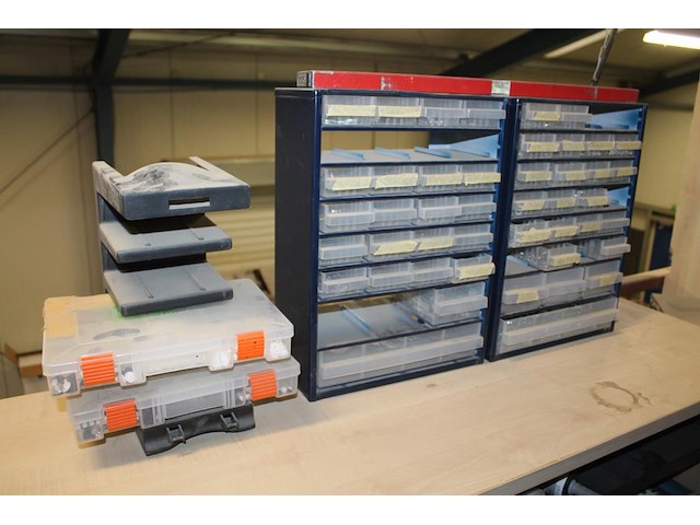 Twee magazijnkasten met roldeuren met inhoud waaronder kitten, schoonmaakmiddelen, armaturen, organisers, b... - afbeelding 2 van  7