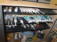 Twee magazijnkasten met roldeuren met inhoud waaronder kitten, schoonmaakmiddelen, armaturen, organisers, b... - afbeelding 3 van  7