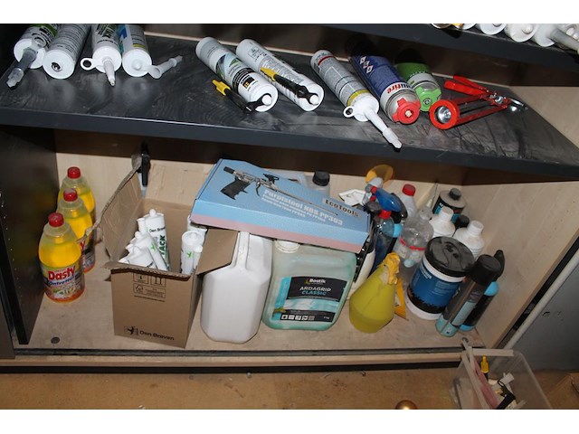 Twee magazijnkasten met roldeuren met inhoud waaronder kitten, schoonmaakmiddelen, armaturen, organisers, b... - afbeelding 4 van  7