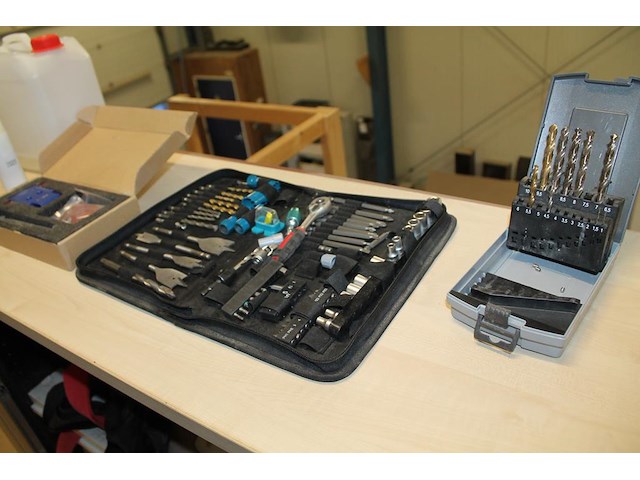 Twee magazijnkasten met roldeuren met inhoud waaronder kitten, schoonmaakmiddelen, armaturen, organisers, b... - afbeelding 5 van  7