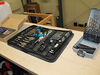 Twee magazijnkasten met roldeuren met inhoud waaronder kitten, schoonmaakmiddelen, armaturen, organisers, b... - afbeelding 5 van  7