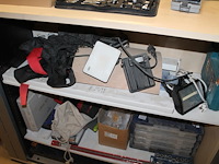 Twee magazijnkasten met roldeuren met inhoud waaronder kitten, schoonmaakmiddelen, armaturen, organisers, b... - afbeelding 6 van  7