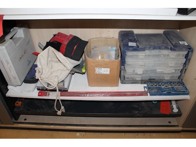 Twee magazijnkasten met roldeuren met inhoud waaronder kitten, schoonmaakmiddelen, armaturen, organisers, b... - afbeelding 7 van  7