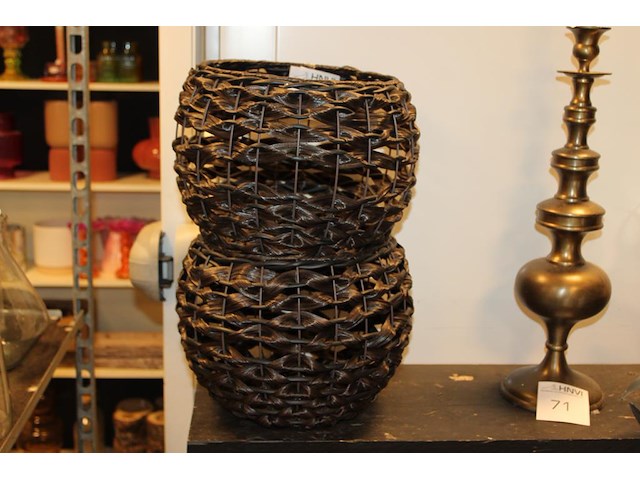 Twee manden met doorsnede 33 cm. - afbeelding 1 van  2