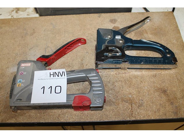 Twee manuele nietmachines waaronder novus j-29. - afbeelding 1 van  1