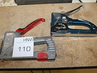 Twee manuele nietmachines waaronder novus j-29. - afbeelding 1 van  1