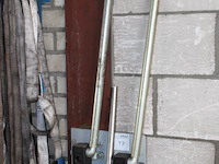 Twee manuele profielponsblokken almi aan wand. - afbeelding 2 van  2