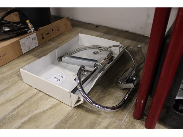 Twee mengkranen. - afbeelding 1 van  2