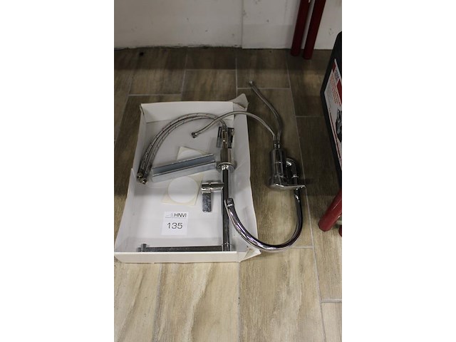 Twee mengkranen. - afbeelding 2 van  2