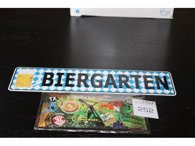 Twee metalen bierborden. - afbeelding 1 van  2