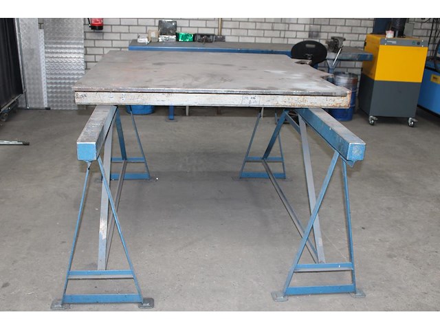 Twee metalen bokken met lengte 200 cm en hoogte 93 cm. - afbeelding 1 van  2
