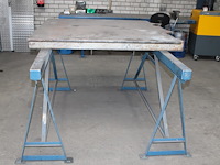 Twee metalen bokken met lengte 200 cm en hoogte 93 cm. - afbeelding 1 van  2