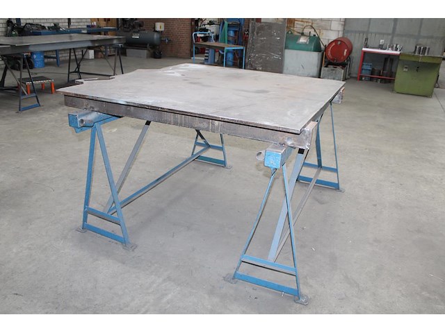Twee metalen bokken met lengte 200 cm en hoogte 93 cm. - afbeelding 2 van  2
