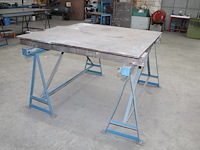 Twee metalen bokken met lengte 200 cm en hoogte 93 cm. - afbeelding 2 van  2