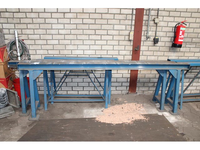 Twee metalen bokken met lengte 275 cm en hoogte 85 cm. - afbeelding 1 van  2