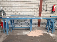 Twee metalen bokken met lengte 275 cm en hoogte 85 cm. - afbeelding 1 van  2