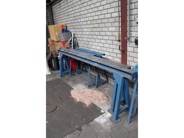 Twee metalen bokken met lengte 275 cm en hoogte 85 cm. - afbeelding 2 van  2