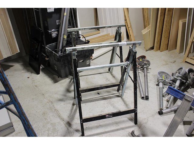 Twee metalen bokken powefix in hoogte verstelbaar. - afbeelding 1 van  2