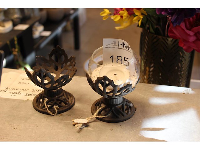 Twee metalen bolhouders, een bol ontbreekt. - afbeelding 1 van  2