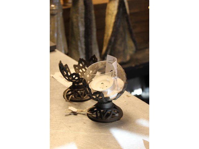 Twee metalen bolhouders, een bol ontbreekt. - afbeelding 2 van  2