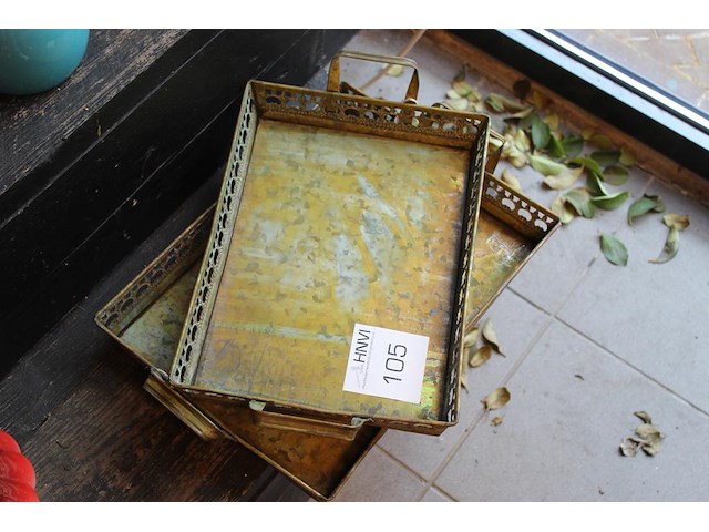 Twee metalen dienbladen o.a. afmeting 35 x 25 cm. - afbeelding 1 van  2