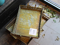 Twee metalen dienbladen o.a. afmeting 35 x 25 cm. - afbeelding 1 van  2