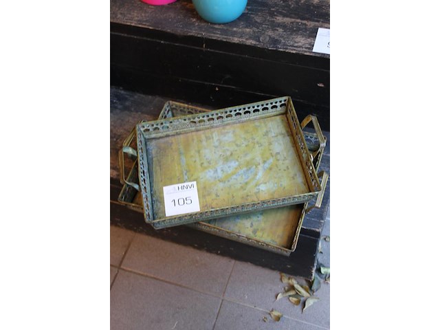 Twee metalen dienbladen o.a. afmeting 35 x 25 cm. - afbeelding 2 van  2