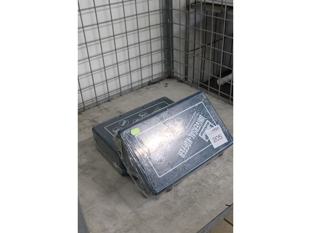 Twee metalen gereedschapskisten / -koffers etop met afmeting 39 x 10 x 24 cm. - afbeelding 2 van  3