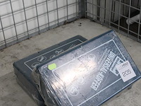 Twee metalen gereedschapskisten / -koffers etop met afmeting 39 x 10 x 24 cm. - afbeelding 2 van  3