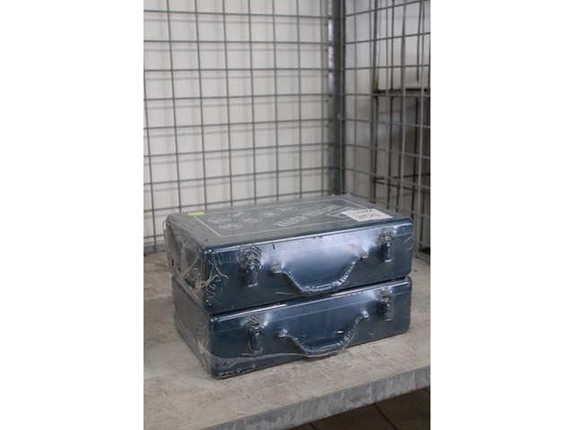 Twee metalen gereedschapskisten / -koffers etop met afmeting 39 x 10 x 24 cm. - afbeelding 3 van  3