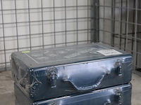 Twee metalen gereedschapskisten / -koffers etop met afmeting 39 x 10 x 24 cm. - afbeelding 3 van  3