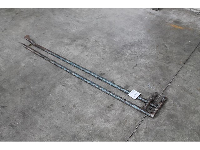 Twee metalen hulpstukken. - afbeelding 1 van  3