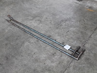 Twee metalen hulpstukken. - afbeelding 1 van  3