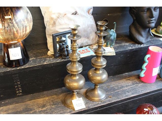 Twee metalen kandelaars hoogte 53 cm. - afbeelding 1 van  2
