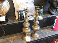 Twee metalen kandelaars hoogte 53 cm. - afbeelding 1 van  2