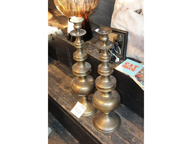 Twee metalen kandelaars hoogte 53 cm. - afbeelding 2 van  2