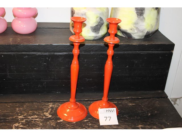 Twee metalen oranje kandelaars hoogte 38 cm. - afbeelding 1 van  2
