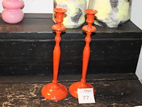 Twee metalen oranje kandelaars hoogte 38 cm. - afbeelding 1 van  2