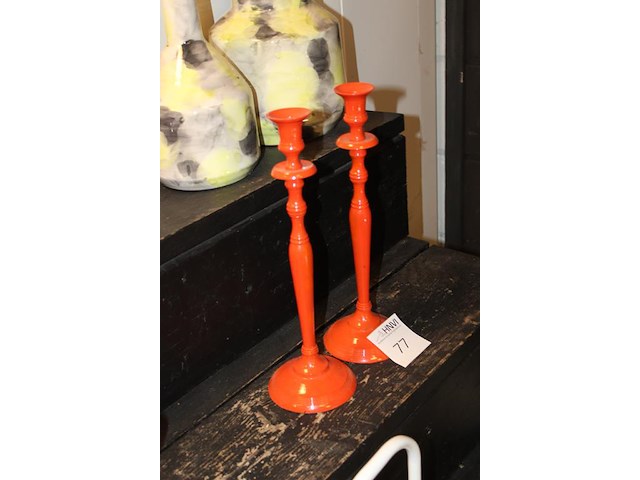 Twee metalen oranje kandelaars hoogte 38 cm. - afbeelding 2 van  2
