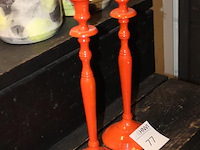 Twee metalen oranje kandelaars hoogte 38 cm. - afbeelding 2 van  2