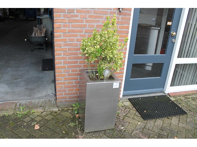 Twee metalen plantenbakken met afmeting 40 x 40 x72 cm. - afbeelding 1 van  3